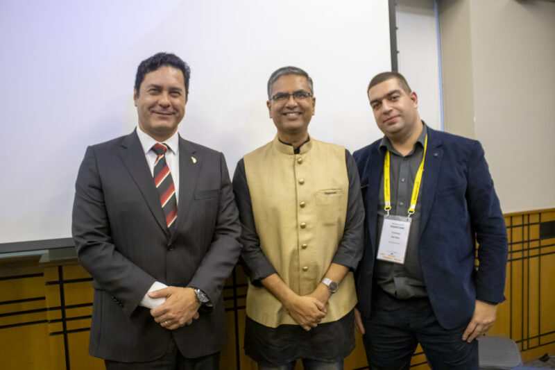 Arthur Pereira Sabbat, Diretor do Conselho Diretor da ANPD; Rajesh Ganesan, Presidente da ManageEngine; Tonimar Dal Aba, Gerente Técnico da ManageEngine / Foto: Universo do Seguro