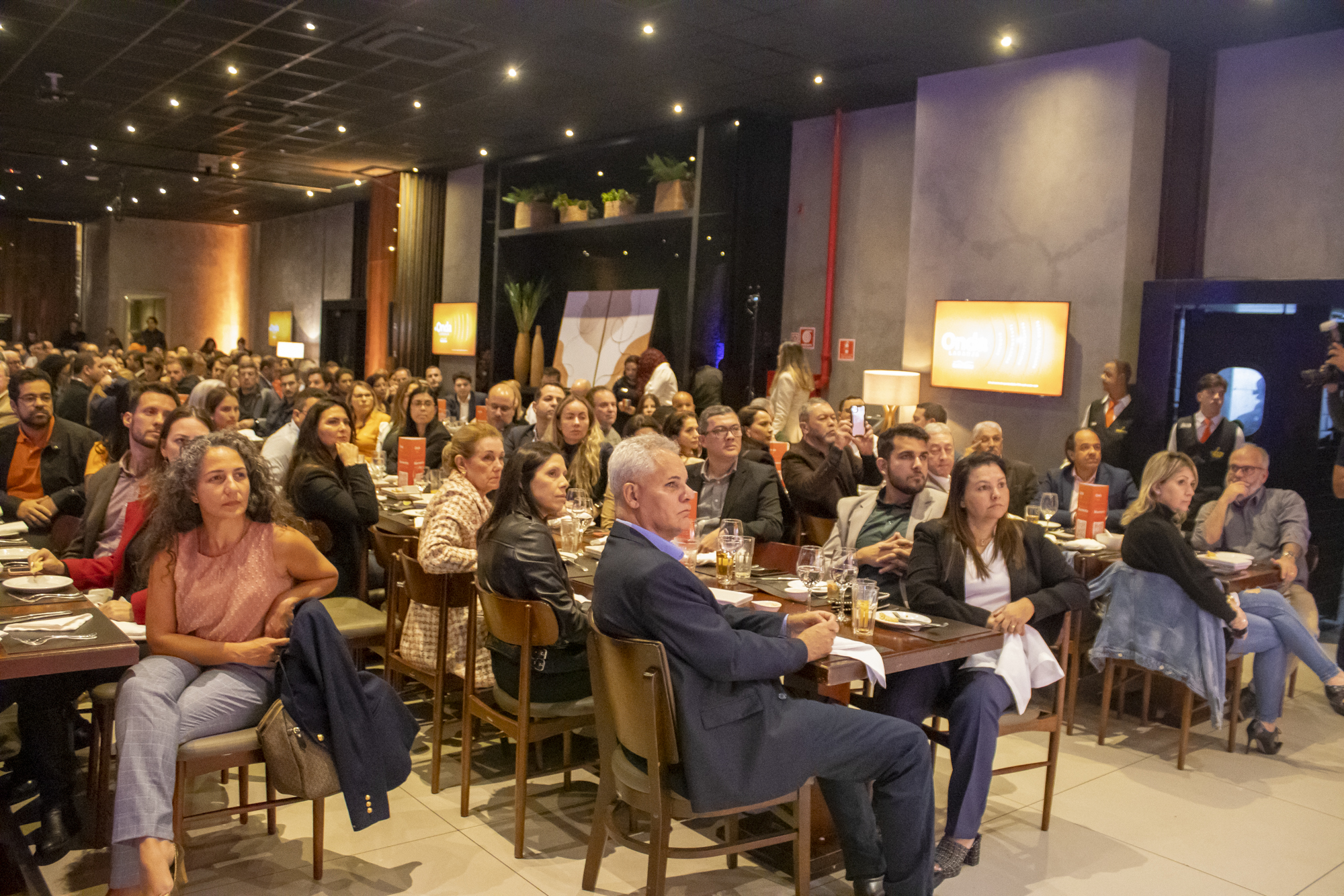 Apenas em São Paulo, mais de 300 corretores de seguros prestigiaram a "Onda Laranja", no restaurante Coco Bambu / Foto: Universo do Seguro