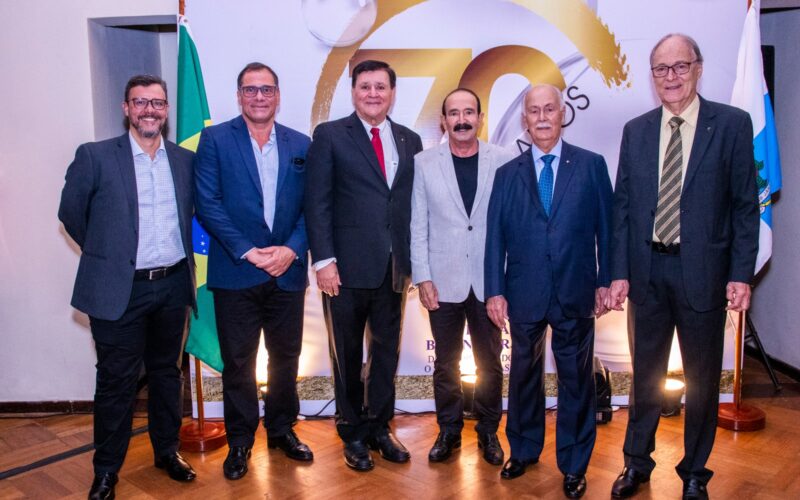 Da esquerda para direita: os confrades Fábio Lessa, diretor comercial da Capemisa Seguradora, e Márcio Coutinho Teixeira de Carvalho, presidente da Capemisa Capitalização; Gilberto Villela, diretor tesoureiro do Clube da Bolinha-RJ; Jorge Andrade, presidente da Capemisa Seguradora; Jorge Carvalho, diretor secretário do Clube da Bolinha-RJ e Anselmo Abrantes Fortuna, reitor do Clube da Bolinha-RJ / Foto: Dalvino Santino