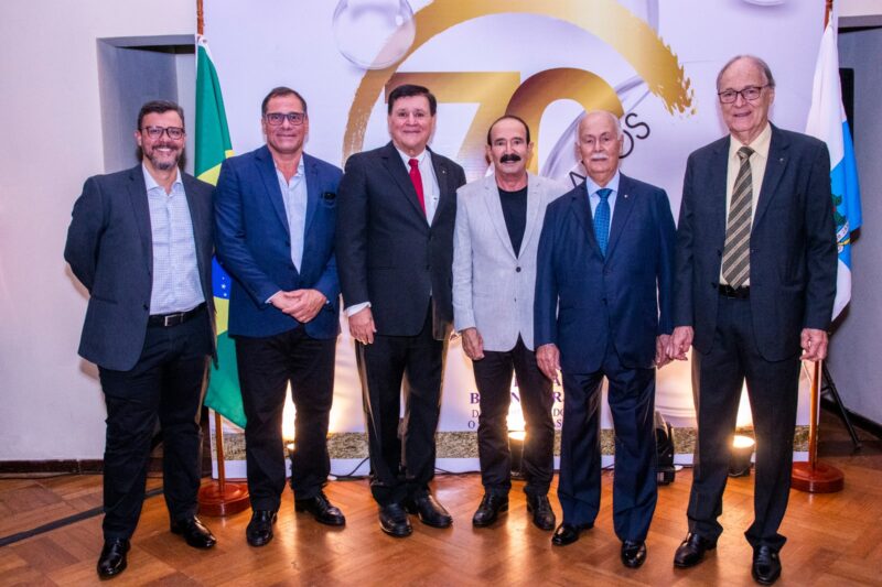 Da esquerda para direita: os confrades Fábio Lessa, diretor comercial da Capemisa Seguradora, e Márcio Coutinho Teixeira de Carvalho, presidente da Capemisa Capitalização; Gilberto Villela, diretor tesoureiro do Clube da Bolinha-RJ; Jorge Andrade, presidente da Capemisa Seguradora; Jorge Carvalho, diretor secretário do Clube da Bolinha-RJ e Anselmo Abrantes Fortuna, reitor do Clube da Bolinha-RJ / Foto: Dalvino Santino