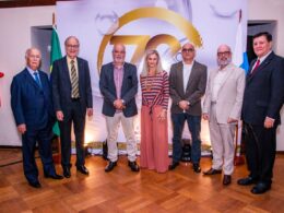 Da esquerda para direita: Jorge Carvalho, diretor secretário do Clube da Bolinha – RJ; Anselmo Abrantes Fortuna, reitor do Clube da Bolinha – RJ; Henrique Macieira, Diretor de Operações da Delphos; Elisabete Prado, presidente da Delphos; Fernando Menezes, Diretor de Novos Negócios da Delphos; Nelio Alvarez, Superintendente de Operações da Delphos, e Gilberto Villela, diretor tesoureiro do Clube da Bolinha – RJ – Foto: Dalvino Santino