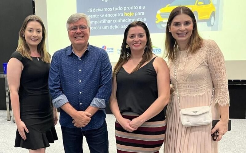 Rita Graziano (Head de Novos Negócios da EABR); Enilson Sales, presidente da Fenauto; Edmara Pinho (Head de Marketing EABR) e Greice Mallaman, gerente de Produtos da Fenauto / Foto: Divulgação