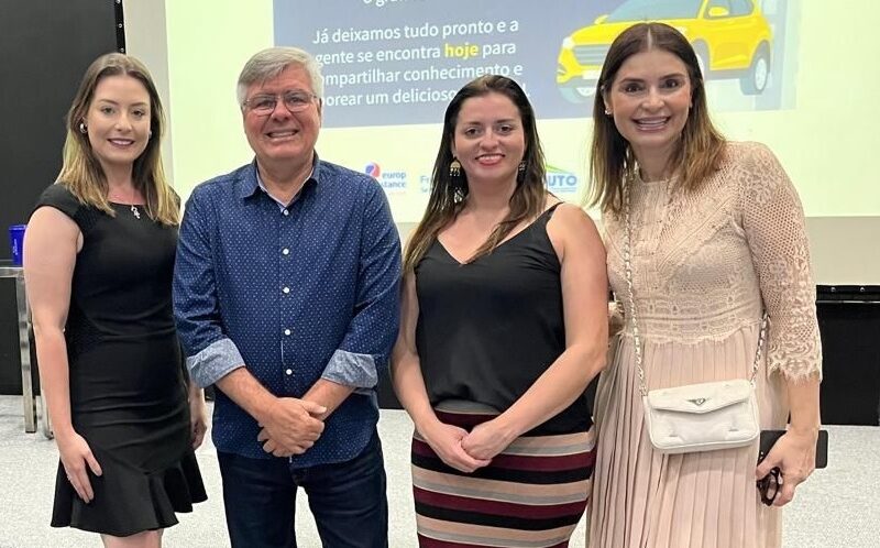Rita Graziano (Head de Novos Negócios da EABR); Enilson Sales, presidente da Fenauto; Edmara Pinho (Head de Marketing EABR) e Greice Mallaman, gerente de Produtos da Fenauto / Foto: Divulgação