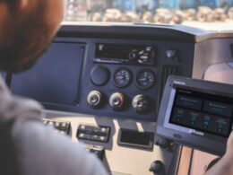 Trimble Transportation lança dispositivo all-in-one que exibe dados e estatísticas da viagem em tempo real aos motoristas / Divulgação