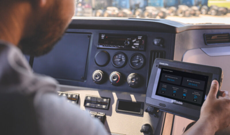 Trimble Transportation lança dispositivo all-in-one que exibe dados e estatísticas da viagem em tempo real aos motoristas / Divulgação