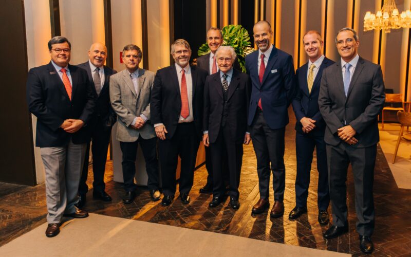 Dr. Marcos Loreto, diretor médico técnico, Ricardo Ferraz, diretor técnico de seguros, Santiago Villa Larroudet, diretor do Grupo Omint Saúde Argentina, Ing. Juan Carlos Villa Larroudet, presidente, Juan Carlos Pablo Joaquin Villa Larroudet, fundador do Grupo Omint, André Coutinho, diretor geral, Cícero Barreto, diretor comercial e de marketing, Eduardo Octaviano, diretor financeiro, Eduardo Monteiro, diretor de saúde / Foto: Divulgação