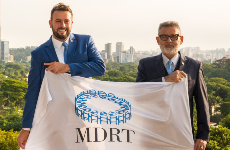 Felipe Eduardo Sousa, novo presidente da MDRT Brasil; e Josusmar Sousa, CEO da Mister Líber Corretora de Seguros / Foto: Antranik Photos / Divulgação