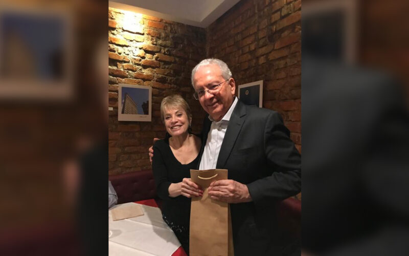 Maria da Glória Faria entrega ao confrade Ronaldo Vilela, sorteado com o brinde do aniversariante de setembro / Foto: Divulgação