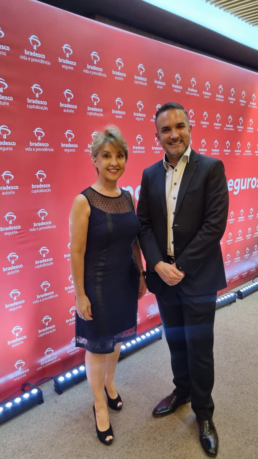 Regina Larcerda, presidente do CESB; e Leonardo Pereira de Freitas, responsável pela Diretoria Comercial da Bradesco Auto/RE / Divulgação