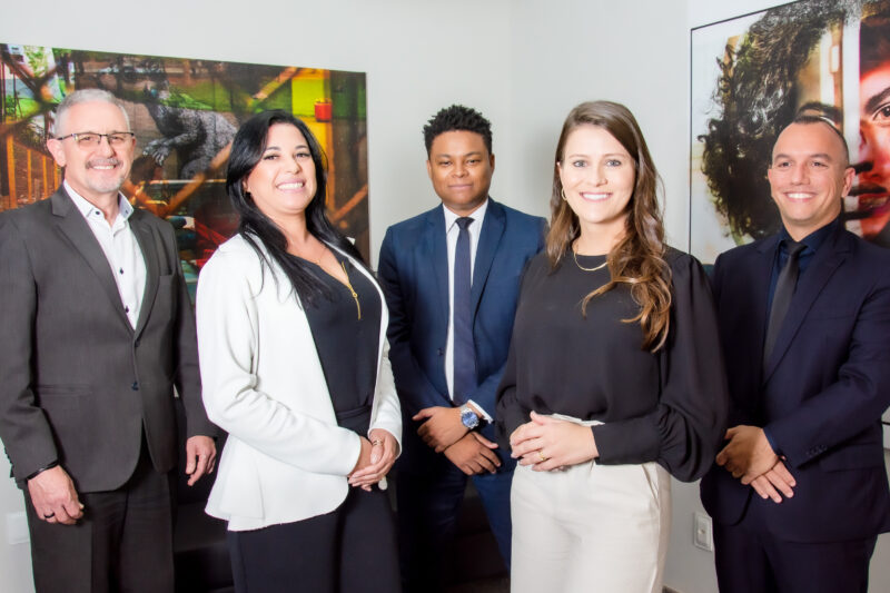 Alexandre Franco (coordenador de Grandes Contas), Karina Ribeiro (coordenadora de Equipe Externa e Plataforma de Vendas), Darjan Duarte (coordenador das Unidades Contagem, Uberlândia e Intelligence), Júlia Costa (coordenadora responsável pela Assessoria) e Leonardo Falcão (diretor de Operações e Marketing) / Foto: Divulgação