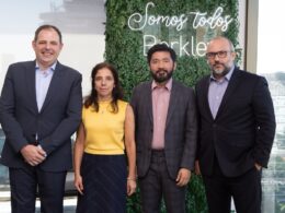 Da esquerda para direita: Eduardo Garcia (Diretor Comercial e Marketing), Carla Acras (Diretora Seguro Garantia), Edson Toguchi (CEO) e Fabiano Rossetto (Diretor Técnico da Berkley Brasil Seguros) / Foto: Divulgação