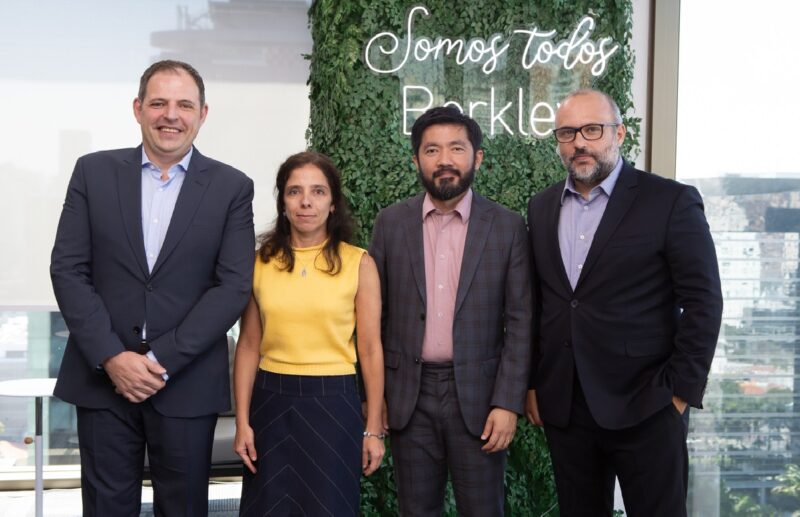 Da esquerda para direita: Eduardo Garcia (Diretor Comercial e Marketing), Carla Acras (Diretora Seguro Garantia), Edson Toguchi (CEO) e Fabiano Rossetto (Diretor Técnico da Berkley Brasil Seguros) / Foto: Divulgação