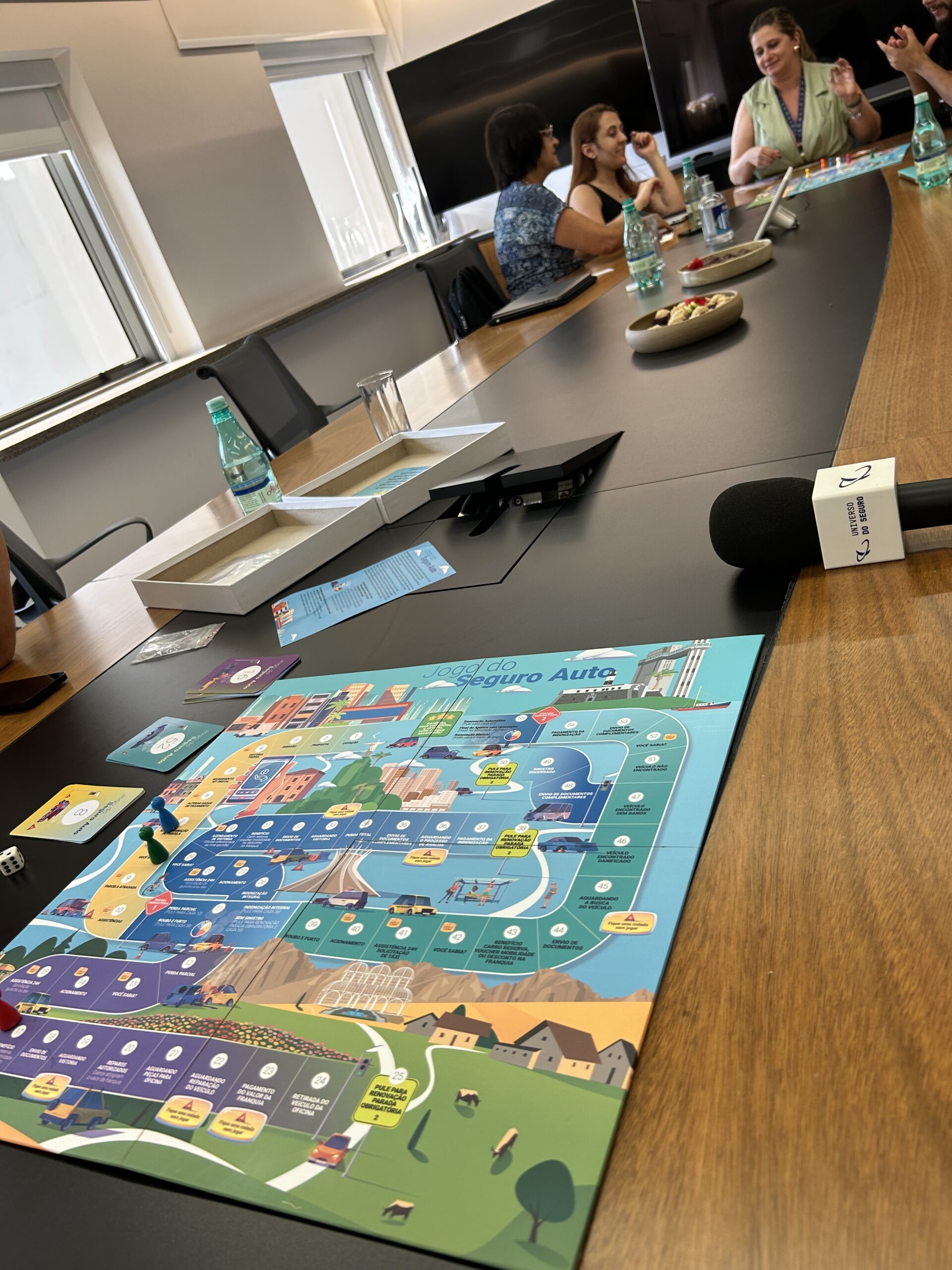 Tabuleiro interativo, "Jogo do Seguro Auto" promove imersão na jornada do segurado / Foto: Universo do Seguro