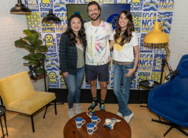 Da esquerda para a direita: Cássia Yamada, da Brasilprev, Cesar Trifone, que participa do 1º episódio, e a apresentadora Beatriz Bauer