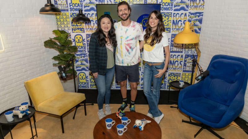 Da esquerda para a direita: Cássia Yamada, da Brasilprev, Cesar Trifone, que participa do 1º episódio, e a apresentadora Beatriz Bauer