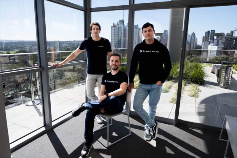 Luiz Felipe Bazzo, CEO do transferbank; Lennon Domingos, COO do transferbank; e Ráfagan Abreu, CTO do transferbank / Foto: Divulgação