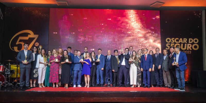 Diretores e premiados em confraternização na festa do “Oscar do Seguro”, do CVG-RJ / Foto: Rafael Wallace / Divulgação