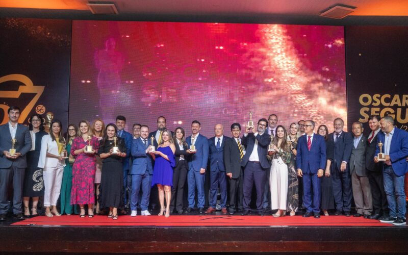 Diretores e premiados em confraternização na festa do “Oscar do Seguro”, do CVG-RJ / Foto: Rafael Wallace / Divulgação