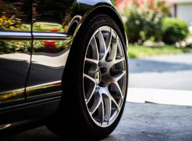 Aumento de vias sem conservação gera procura por coberturas especializadas para danos em pneus e rodas / Foto: Mason Jones / Unsplash Images