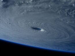 Catástrofes ambientais geram perdas significativas no Brasil e no mundo / Foto: NASA / Unsplash Images