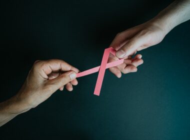 Outubro Rosa: mercado de seguros oferece produto exclusivo para mulheres / Foto: Ave Calvar Martinez / Unsplash Images
