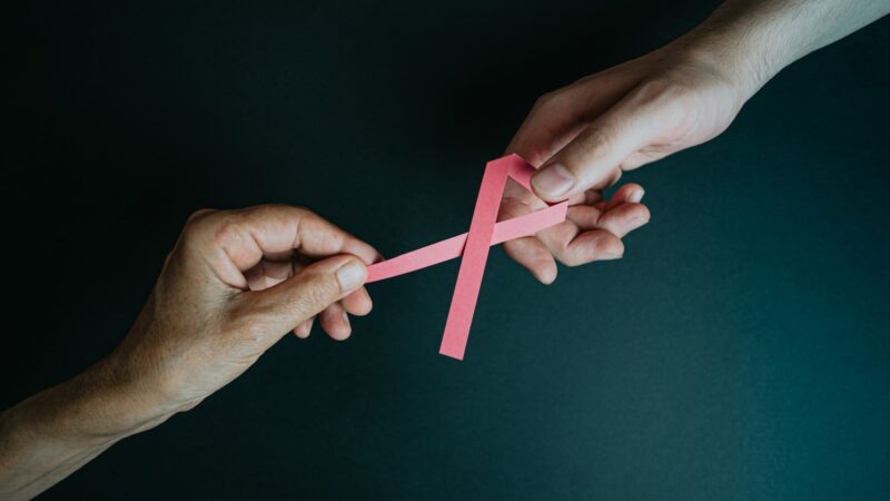 Outubro Rosa: mercado de seguros oferece produto exclusivo para mulheres / Foto: Ave Calvar Martinez / Unsplash Images