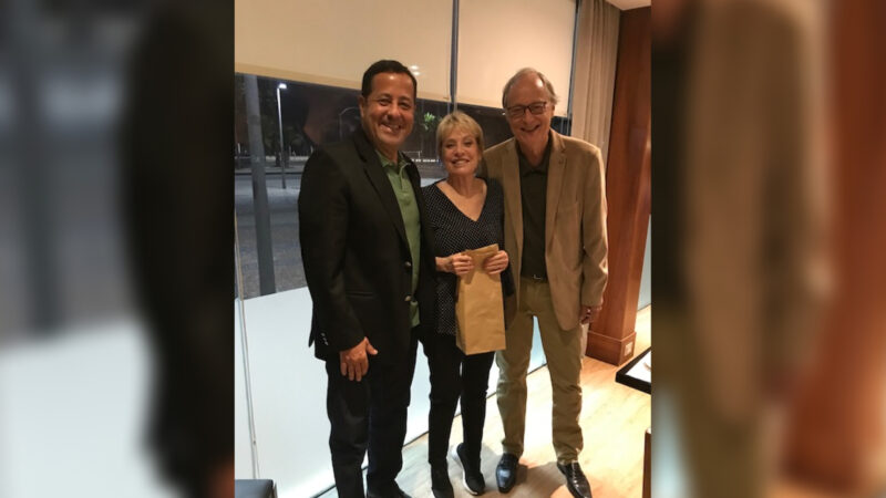 Da esquerda para direita: Marcus Vinicius Martins, Maria da Glória Faria e o reitor Anselmo Abrantes Fortuna / Foto: Divulgação