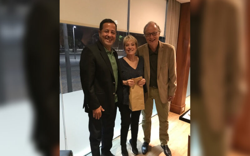 Da esquerda para direita: Marcus Vinicius Martins, Maria da Glória Faria e o reitor Anselmo Abrantes Fortuna / Foto: Divulgação