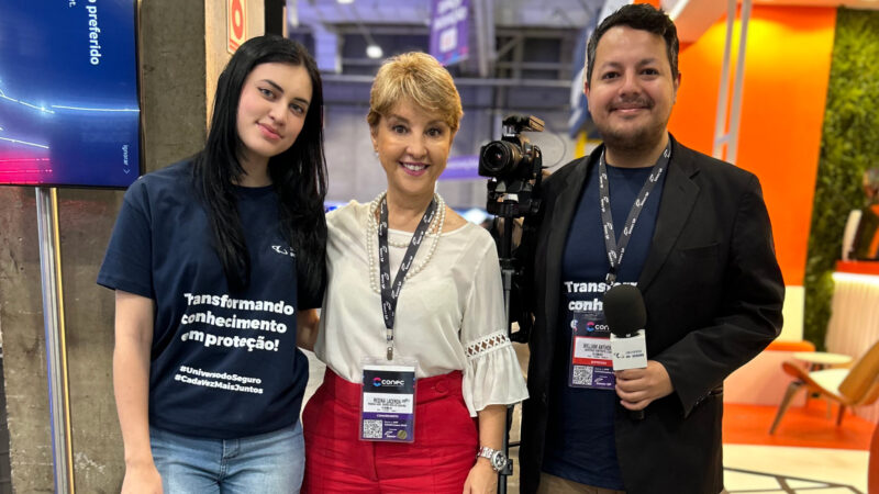Regina Lacerda e time do Universo do Seguro no Conec 2023