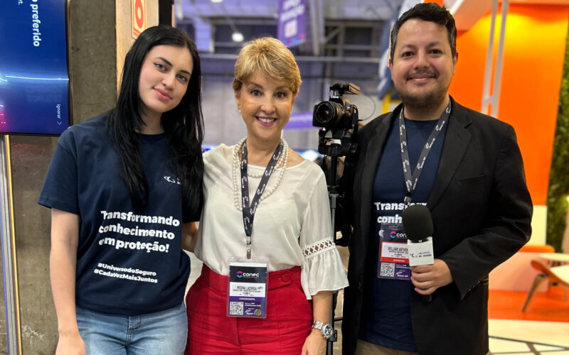 Regina Lacerda e time do Universo do Seguro no Conec 2023