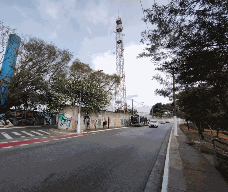 Torre autoportante, doada pela Polícia Militar, que também vai para leilão / Foto: Divulgação
