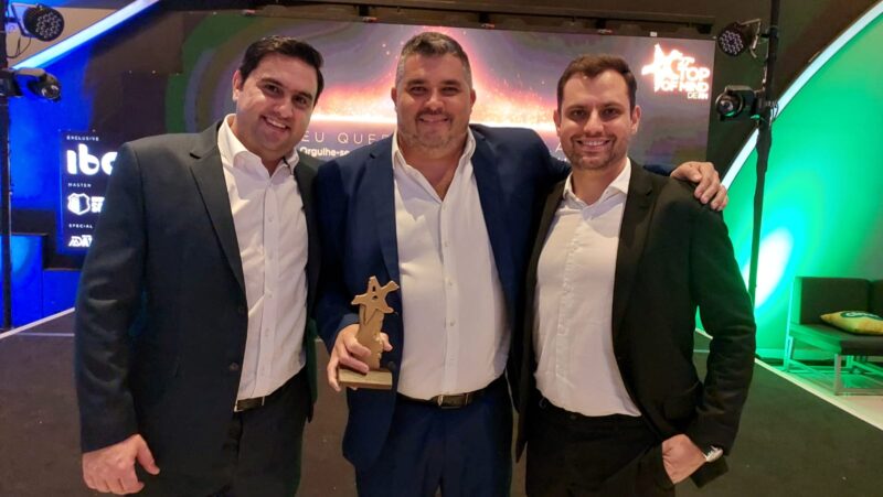 Receberam o prêmio Vitor Cruz, Eduardo Muniz e Renato Castelli da Qualicorp / Foto: Divulgação