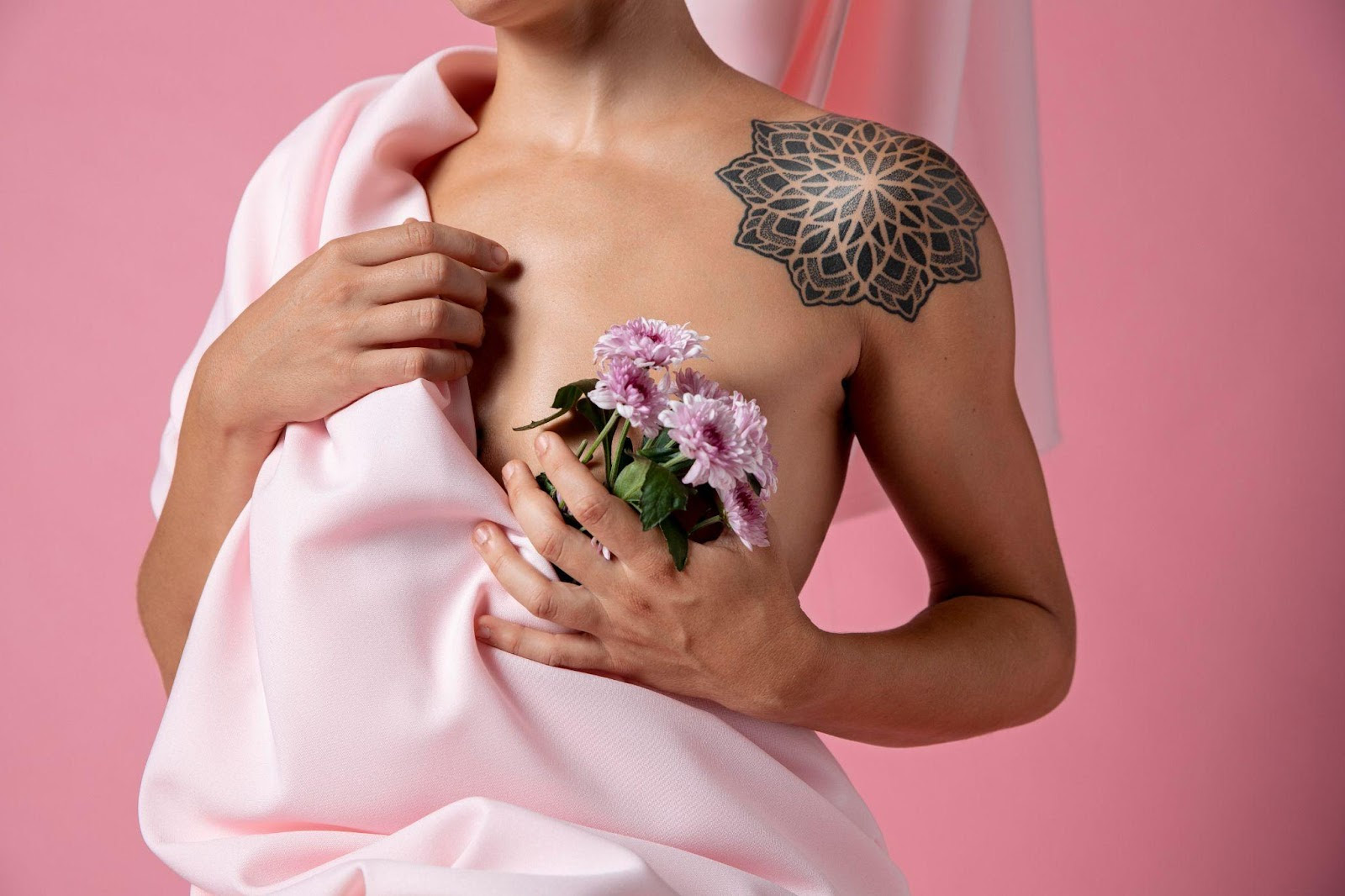 Tatuagens femininas delicadas que representam resiliência – Nova