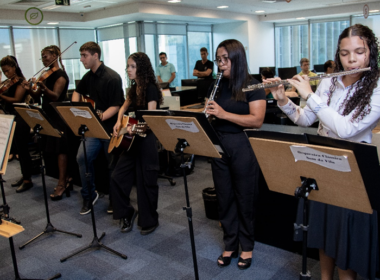 Orquestra do projeto Som da Vila, de São João de Meriti (RJ), se apresentam na sede da Brasilcap/ Foto: Divulgação