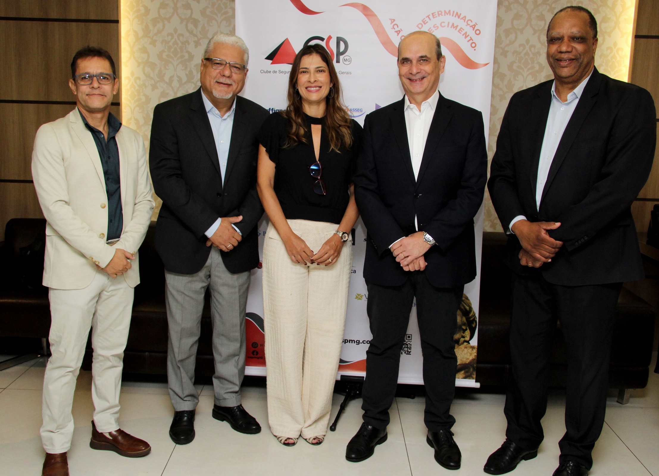 Jefferson Chadid (diretor do Sincor-MG), João Paulo Moreira de Mello (presidente do CSP-MG), Andreia Padovani (presidente do SindSeg MG/GO/MT/DF), Edson Franco (presidente da FenaPrevi) e Edilon Mesquita (diretor do CSP-MG) / Foto: Arnaldo Athayde / Divulgação