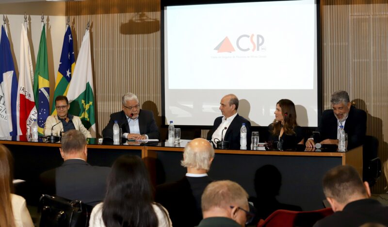 Jefferson Chadid (dir. Sincor-MG), João Paulo Mello (pres. CSP-MG), Edson Franco (pres. FenaPrevi), Andreia Padovani (pres. SindSeg MG/GO/MT/DF) e Maurício Tadeu Morais (dir. do CSP-MG e mediador do debate) / Foto: Arnaldo Athayde / Divulgação
