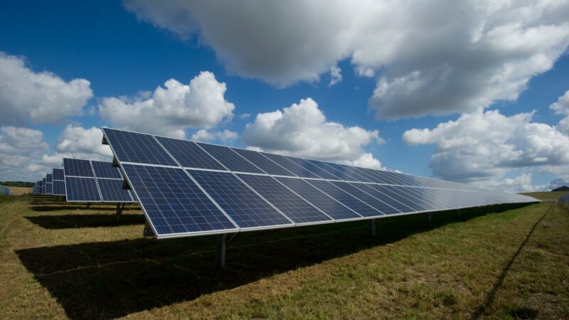 Grupo Cartão de TODOS expande unidade de negócios que leva energia solar mais barata para classes C e D / Foto: American Public Power Association / Unsplash Images