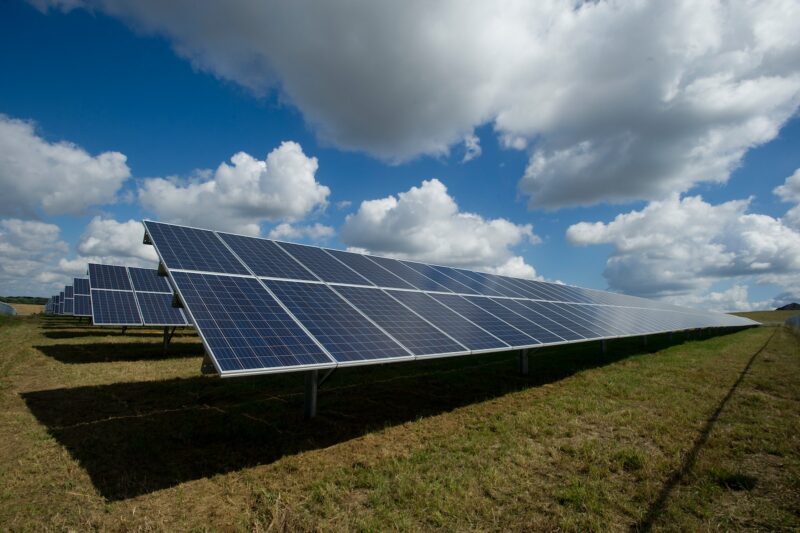 Grupo Cartão de TODOS expande unidade de negócios que leva energia solar mais barata para classes C e D / Foto: American Public Power Association / Unsplash Images
