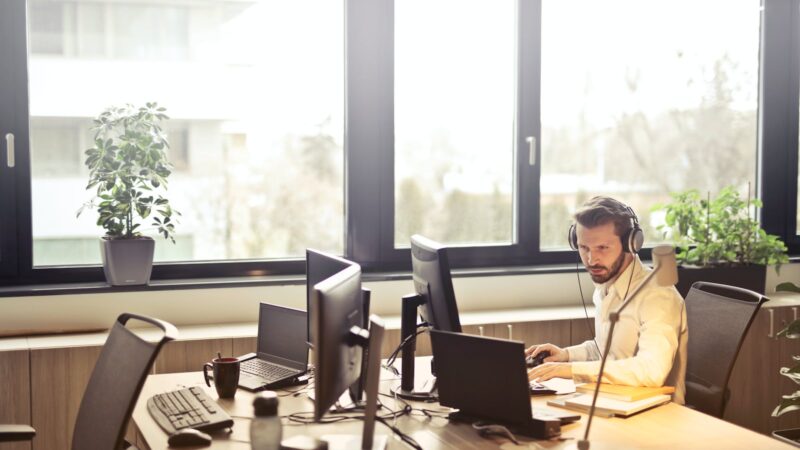 Simplifica+ gera economia de 1 milhão de horas para clientes com automatização/ Foto: Pexels