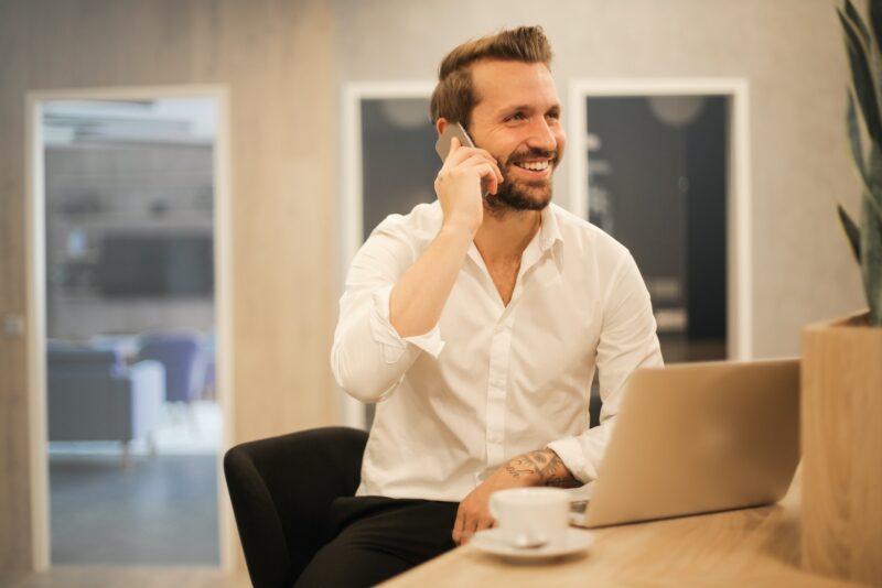 Em parceria com FGV, APIMEC passa a realizar exames online / Foto: Bruce Mars / Unsplash Images