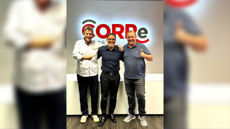 Franclin Castro entre Claudio Pardal e Dirceu Canal, na sede da CORPe Saúde / Foto: Divulgação