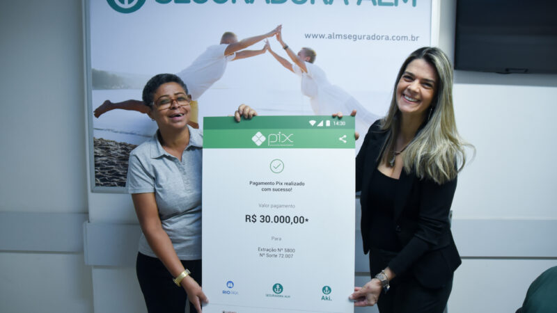 Contemplada e a gerente e produtos Simoni Cavalcanti / Foto: Rafaela Cassiano / Divulgação