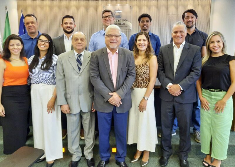Representantes das beneméritas, associados e integrantes da nova diretoria / Foto: Arnaldo Athayde / Divulgação