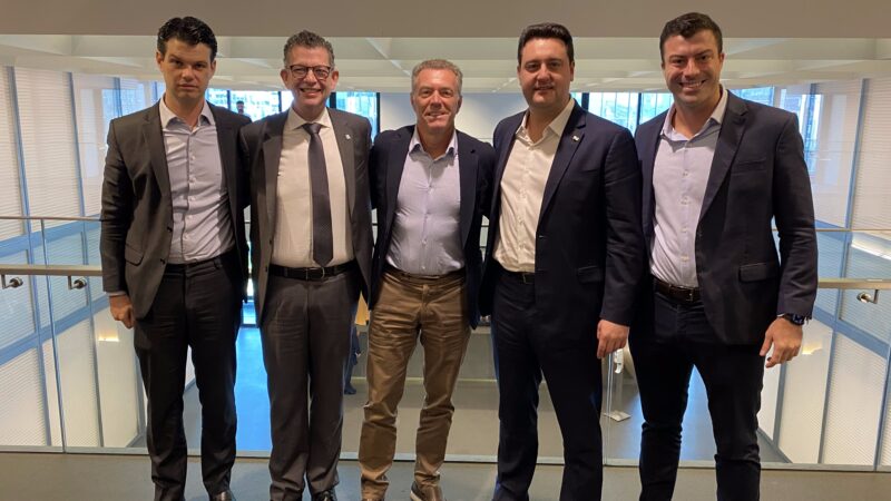 Daniel Pimentel Slaviero, presidente da Copel; Eduardo Bekin, CEO Invest Paraná, Marcel Malczewski, CEO da TM3 Capital; Ratinho Júnior, governador do estado e Victor Casagrande, diretor institucional / Foto: Divulgação