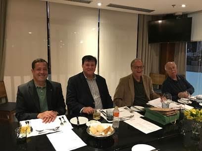 Da esquerda para direita, mesa diretora do jantar de outubro: Marcus Vinicius Martins; Gilberto Villela; Anselmo Abrantes Fortuna e Jorge Carvalho / Foto: Divulgação