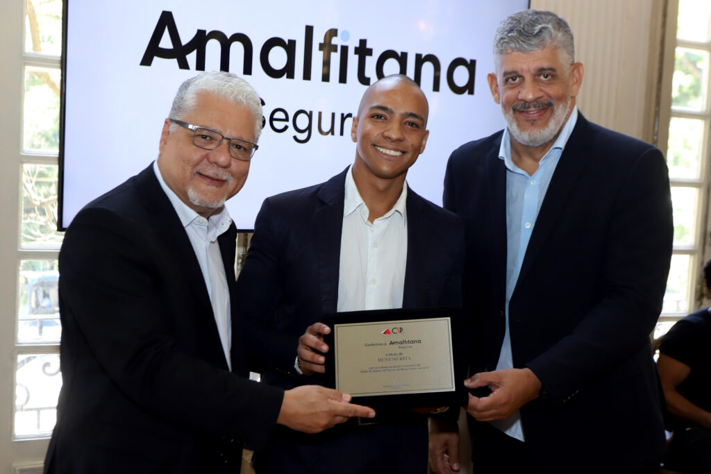 Amalfitana Seguros, nova benemérita, recebe placa de boas-vindas