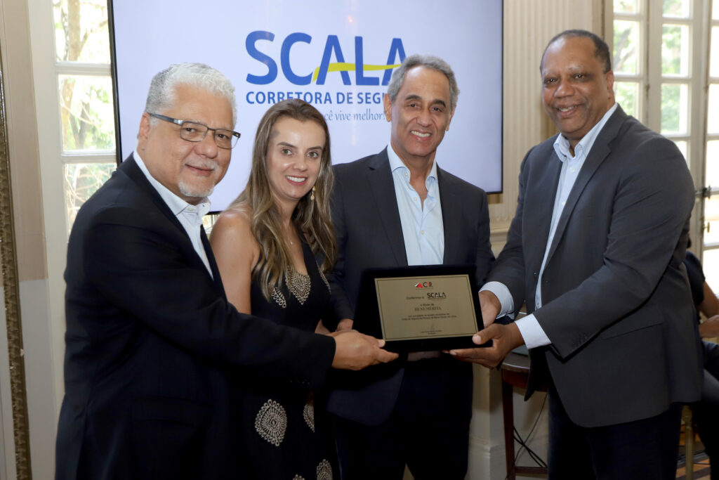 Executivos da Scala Corretora de Seguros recebem placa de adesão ao Clube