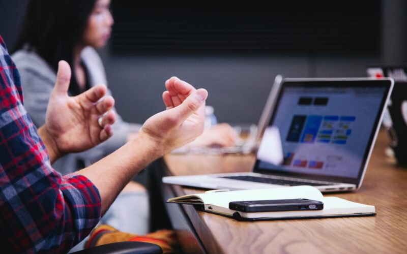 Simple2u lança plataforma de APIs em parceria com a Sensedia que facilita a oferta de seguros integrada aos seus parceiros de negócios/ Foto: Unsplash