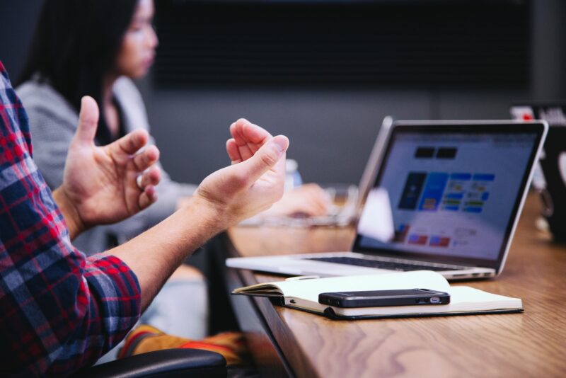 Simple2u lança plataforma de APIs em parceria com a Sensedia que facilita a oferta de seguros integrada aos seus parceiros de negócios/ Foto: Unsplash
