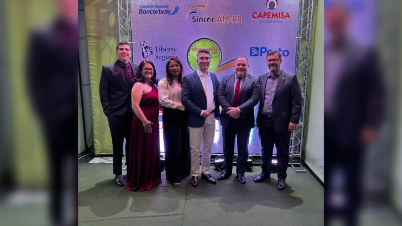 Alberto Ferreira e Betania Macedo, ambos Assistentes de Atendimento da Sucursal Manaus, a Executiva de Contas, Paula Feitosa, também representando a Sucursal Manaus, Erico Parente, Presidente do SINCOR AM-RR, o Superintendente Comercial Regional do Norte e Nordeste, Marcelo Vasconcelos, e o Diretor Comercial da CAPEMISA Seguradora, Fabio Lessa/ Foto: Divulgação